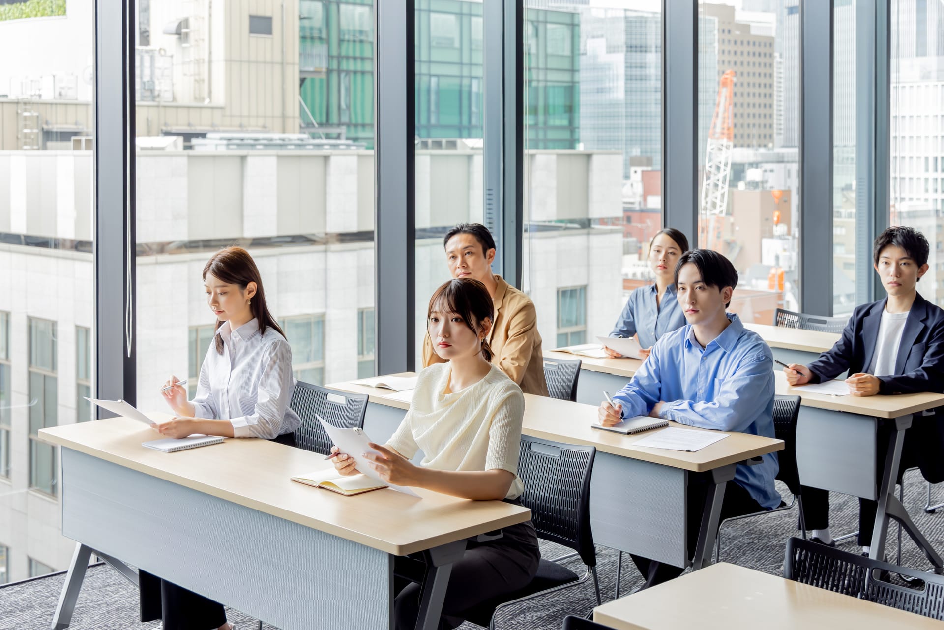 研修会場で講義を受ける参加者